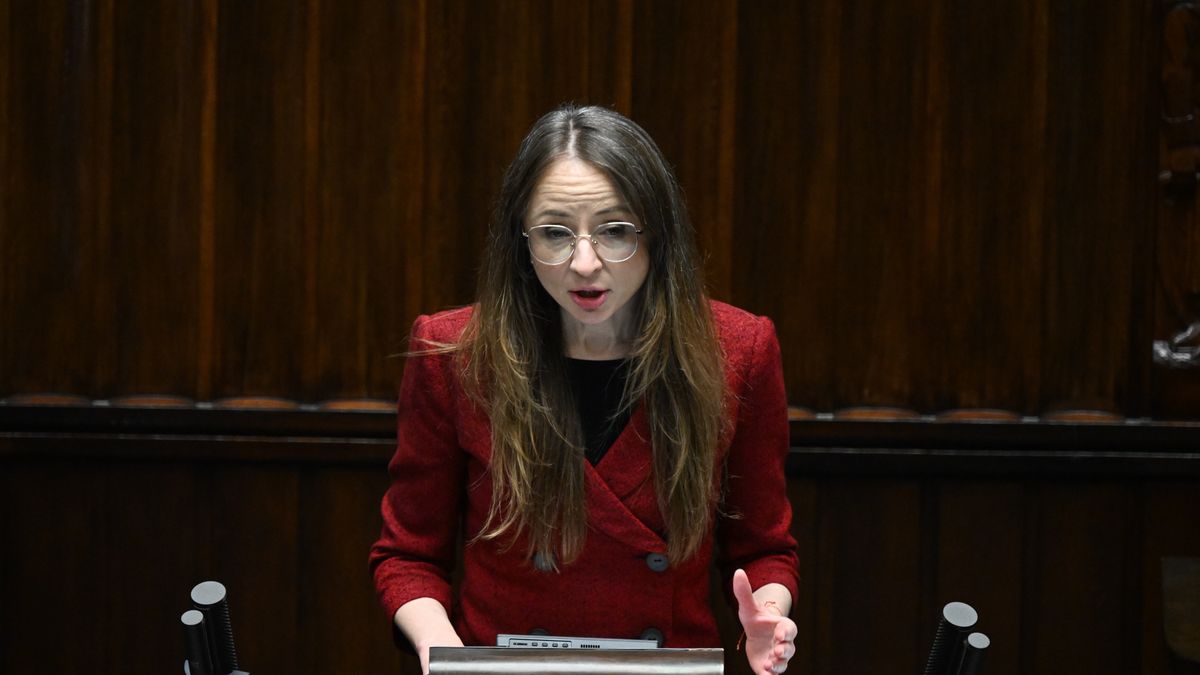 Agnieszka Dziemianowicz-Bąk
Warszawa, 08.01.2026. Minister rodziny, pracy i polityki społecznej Agnieszka Dziemianowicz-Bąk na sali obrad Sejmu w Warszawie, 8 bm. Na pierwszym w 2026 r. posiedzeniu posłowie zajmą się m.in. projektem nowelizacji Kodeksu wyborczego. (jm) PAP/Piotr Nowak
Piotr Nowak
posiedzenie, posłowie, sala obrad, sala posiedzeń, sejm, sejmu, 10, 10., Agnieszka Dziemianowicz Bąk, kadencja, kadencji, kodeks wyborczy, ministra, nowelizacja, polityczka, polityk, polityka, projekt, Sejm RP, X