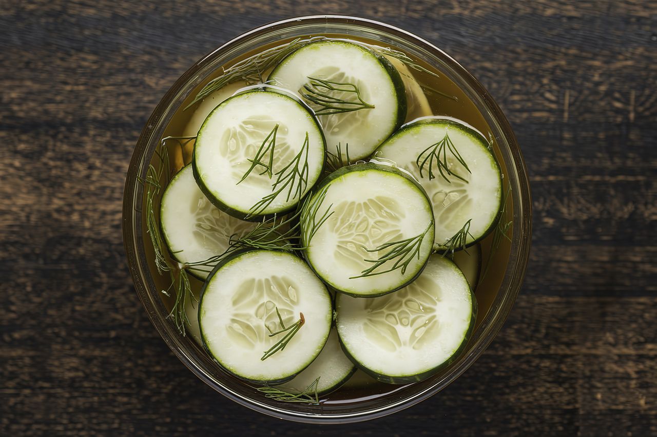 Jak zrobić ogórki na mizerię na zimę? Prosty przepis