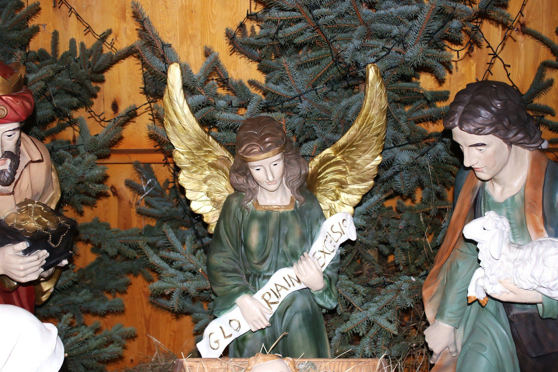 Szopka bożonarodzeniowa w Zamościu. Obok stanęła duża choinka oraz świąteczne dekoracje