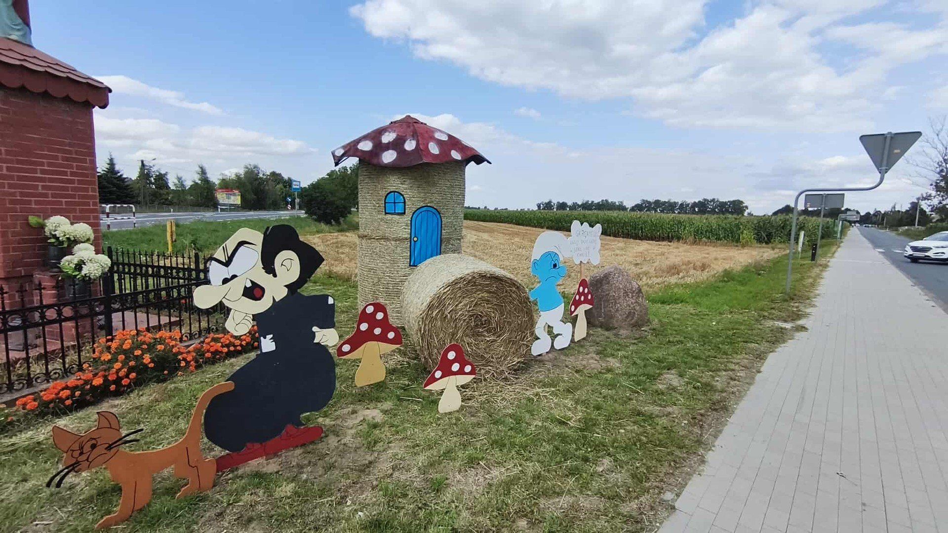 Smerfna wioska w gminie Gniezno. Po Goślinowie krąży... Gargamel!