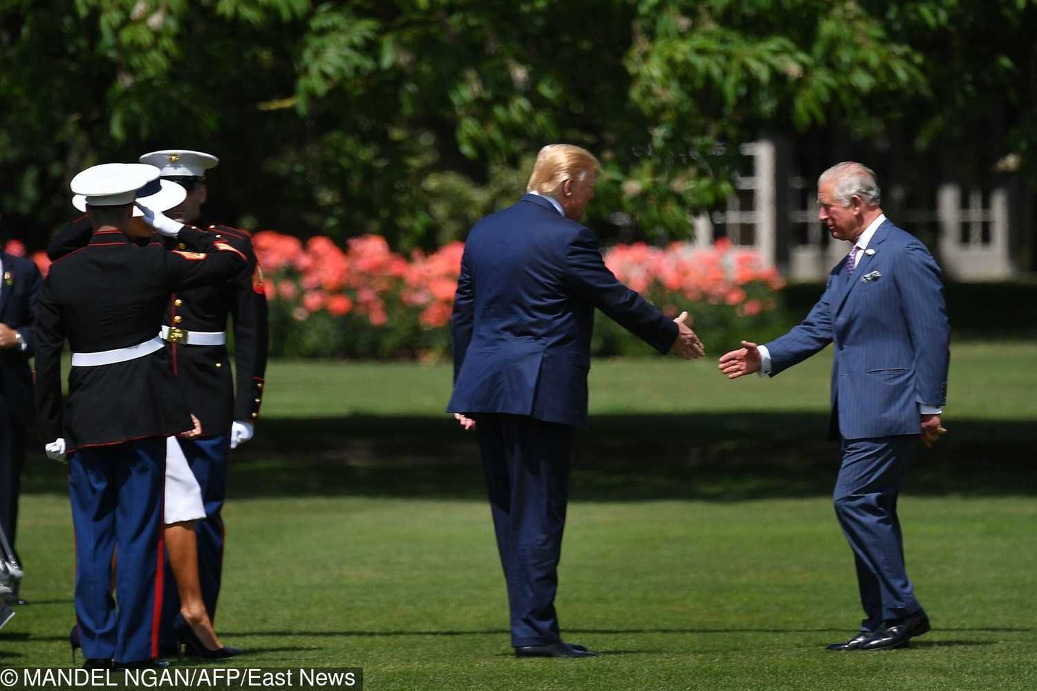 Donlad Trump przywitany przez księcia Karola