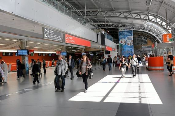 Alarm bombowy na lotnisku w Modlinie. Ewakuacja 250 pasażerów