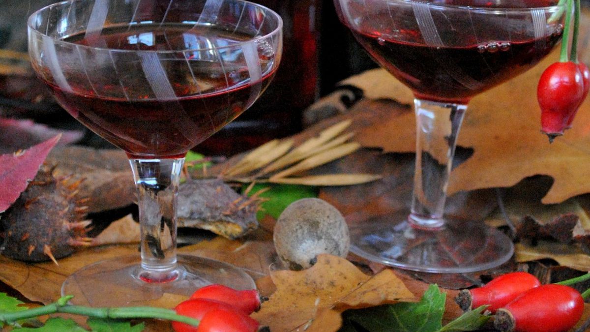 Nalewka z dzikiej róży wzmacnia organizm i działa przeciwzapalnie.