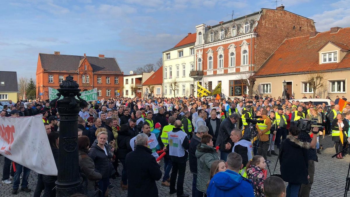 Kilkaset osób wyszło w niedzielę na rynek w Zbąszyniu. Pikietowali, bo walczą o podwyżki w fabryce Ikea