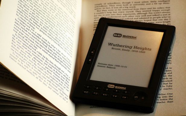 Czy Polacy czytają po angielsku? (Fot. Flickr/ Christine Rose..,/Lic. CC by-nd)
