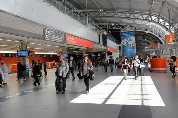 Alarm bombowy na lotnisku w Modlinie. Ewakuacja 250 pasażerów