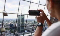 Próbował wejść na dach wieżowca. Sprawa 26-latka z Łotwy w sądzie