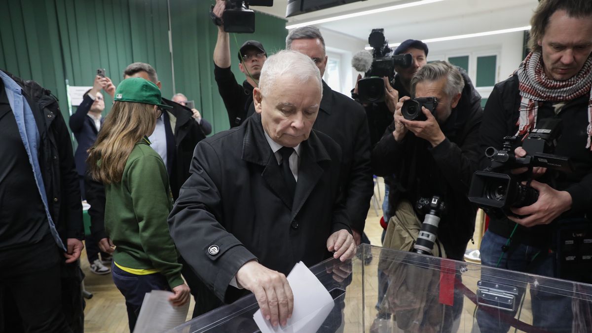 Jarosław Kaczyński w lokalu wyborczym