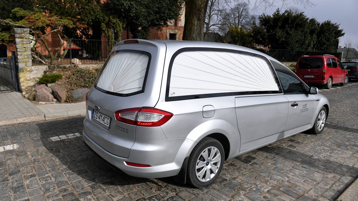 Pod domem pojawiły się dwa karawany (zdjęcie ilustracyjne)