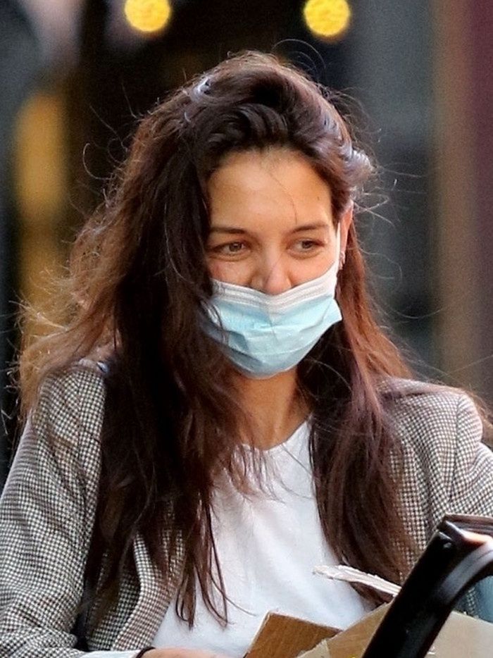 Katie Holmes spaceruje z nowym ukochanym