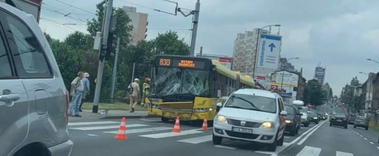 Chorzów. Kierowca autobusu 830 uderzył w tył samochodu osobowego.