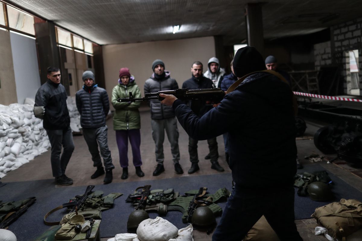 Mieszkańcy Odessy uczą się korzystać z broni