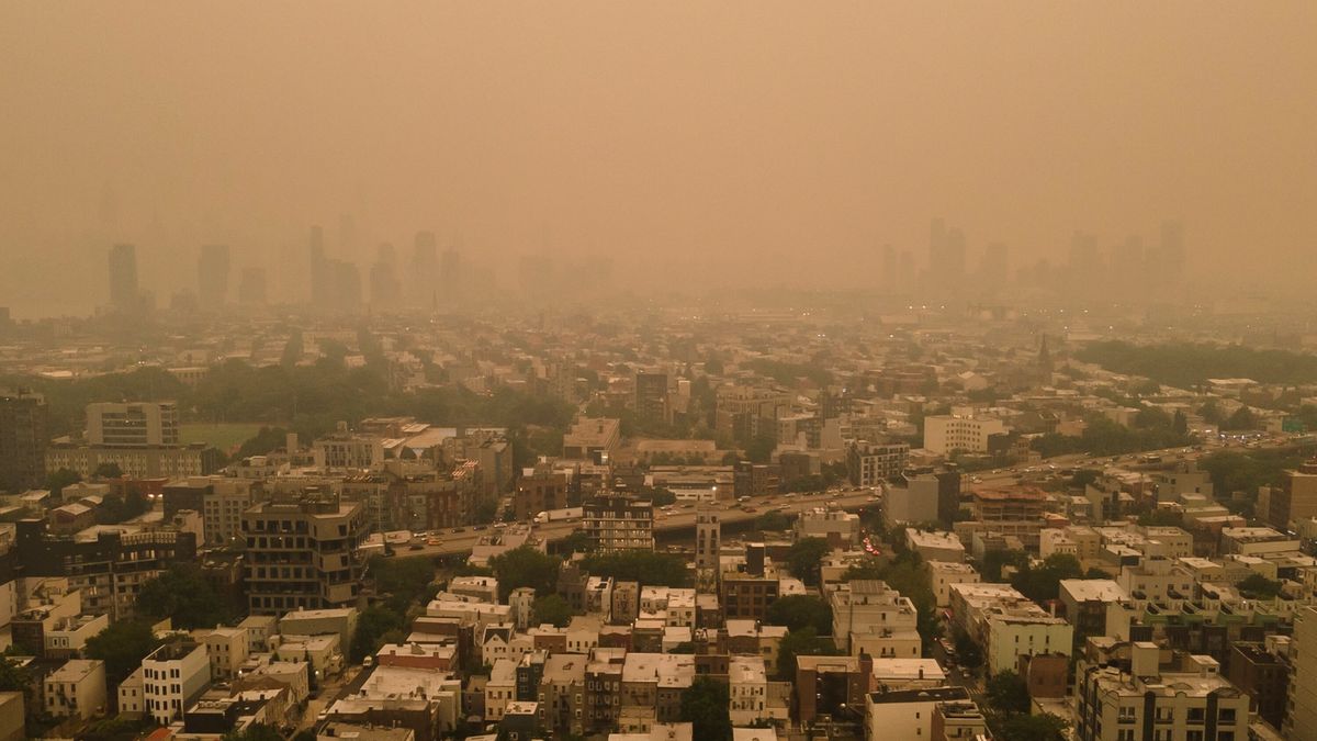 Zdjęcie okładkowe artykułu: PAP/EPA / JUSTIN LANE / Na zdjęciu: smog atakuje Kanadę i USA
