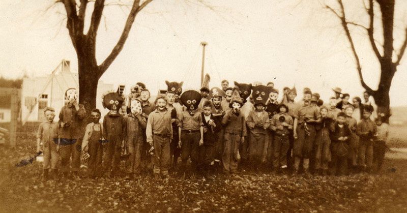 Stuletnie zdjęcia upiornych kostiumów na Halloween