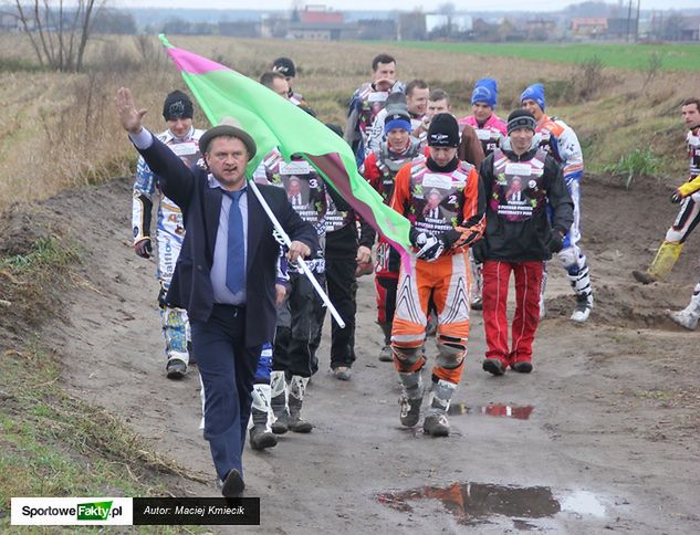 Dariusz Ciupka przyprowadził tradycyjnie zawodników do prezentacji niecodziennego turnieju w Ostrowie