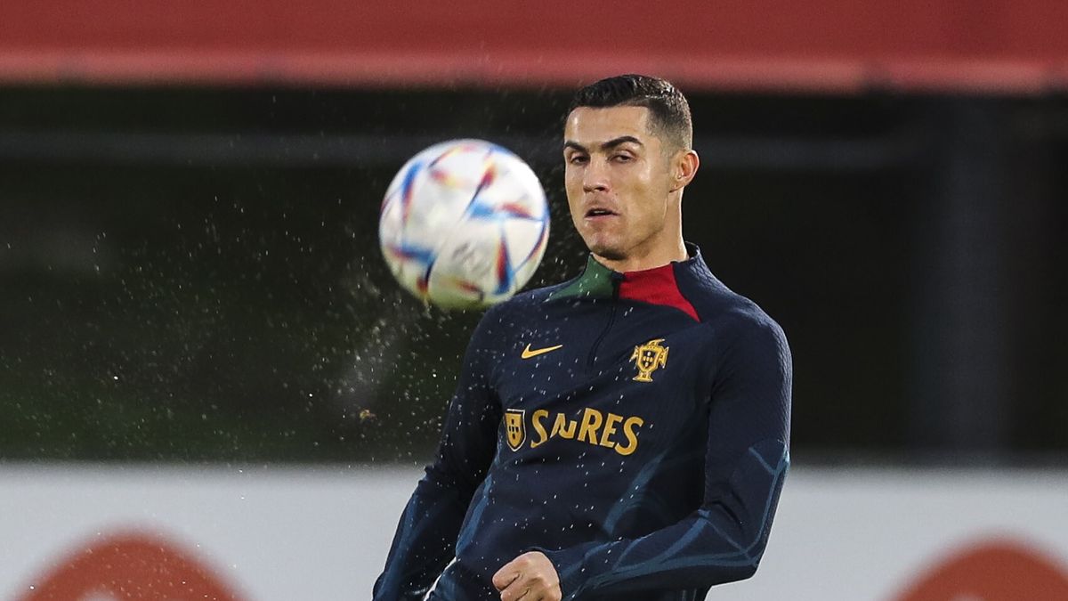 Portugal's Cristiano Ronaldo performs during his team's training session in preparation for the FIFA World Cup 2022 in Qatar at Cidade do Futebol in Oeiras, near Lisbon, Portugal, 14 November 2022. EPA/MIGUEL A. LOPES Dostawca: PAP/EPA.