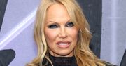 55-letnia Pamela Anderson wije się w strojach kąpielowych, prezentując ZJAWISKOWĄ FORMĘ! Fani w zachwycie: "Perfekcyjna" (ZDJĘCIA)