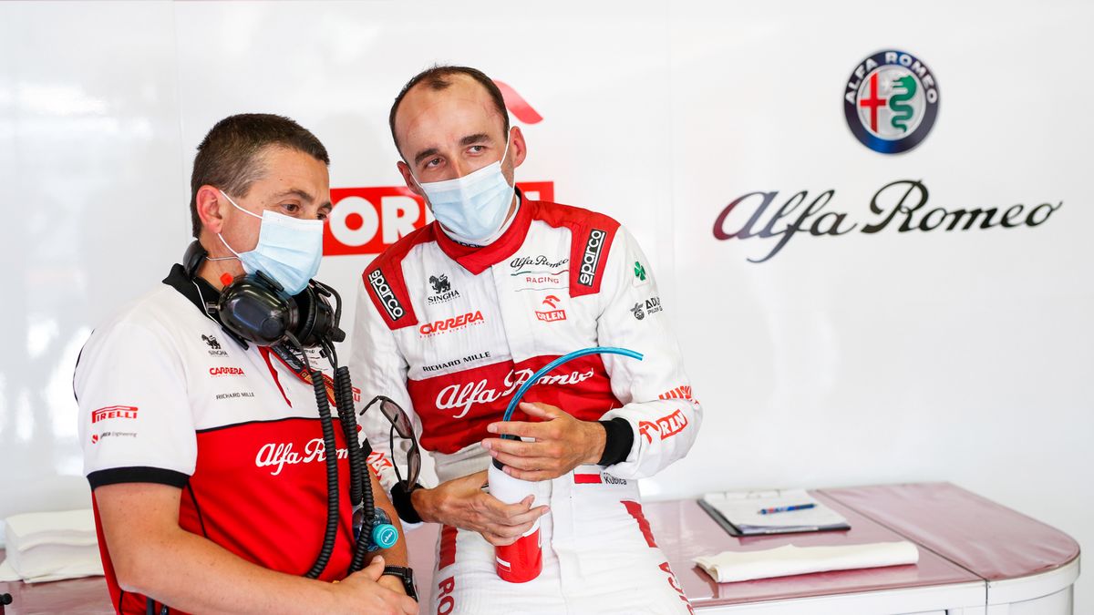 Materiały prasowe / Alfa Romeo Racing ORLEN / Na zdjęciu: Robert Kubica w rozmowie inżynierem