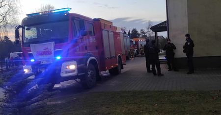Alarm w szkole podstawowej w Sikorzu: czujka dymu uruchomiła służby