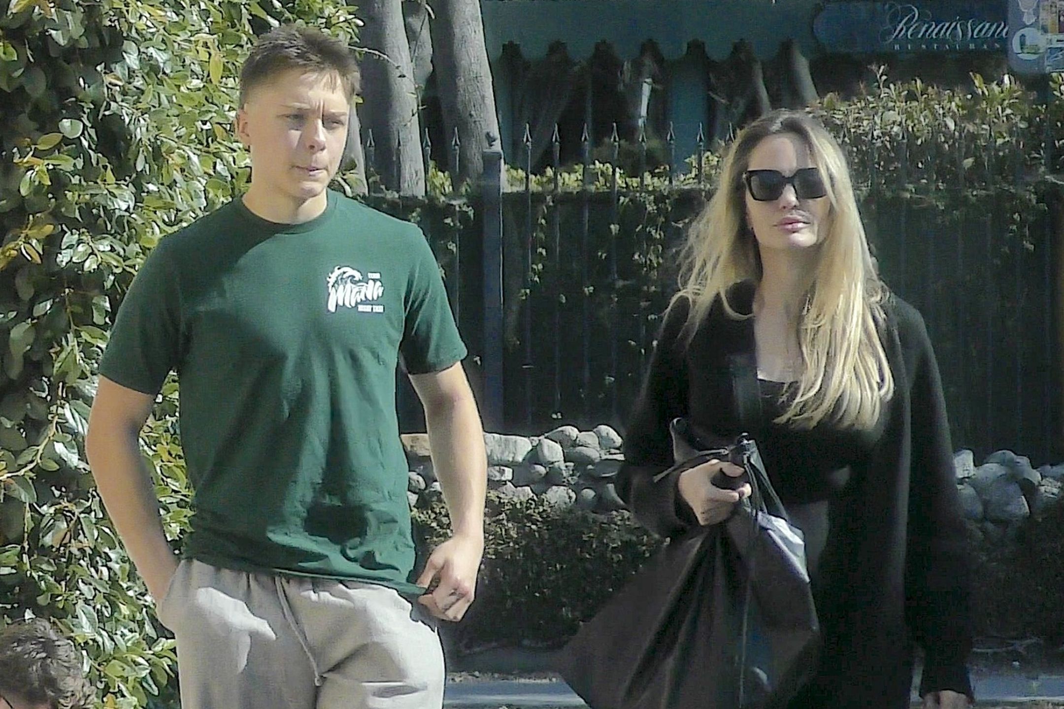 Angelina Jolie i Knox Jolie-Pitt w Los Feliz
