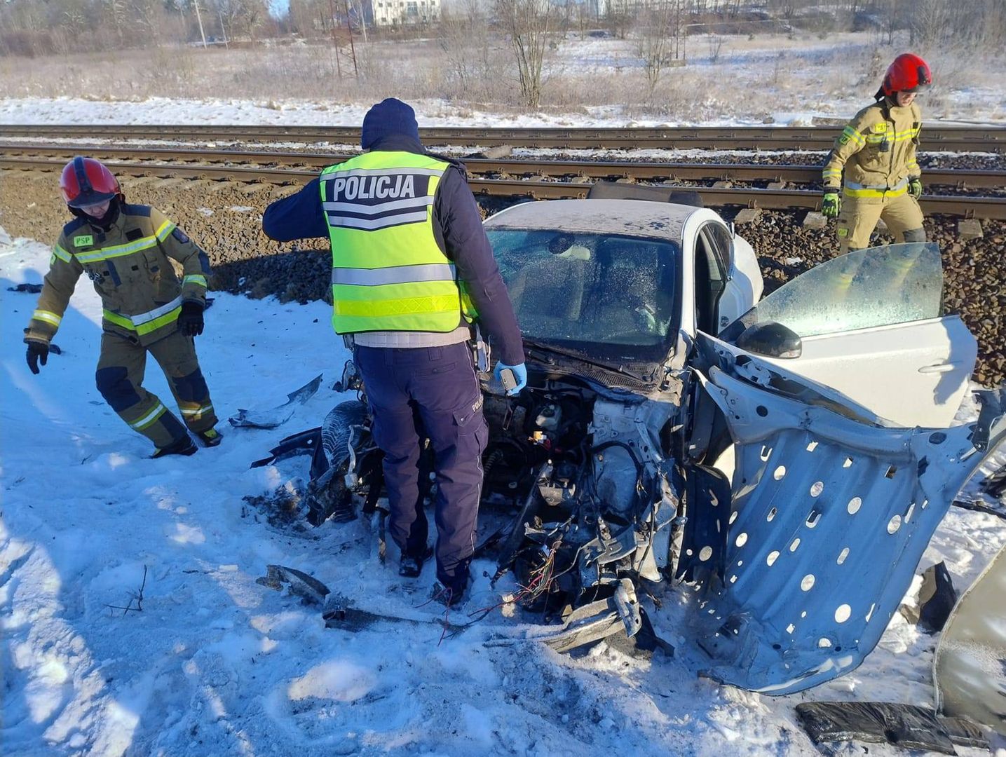 Za nic miał światła i rogatki. Samochód wbił się w bok pociągu