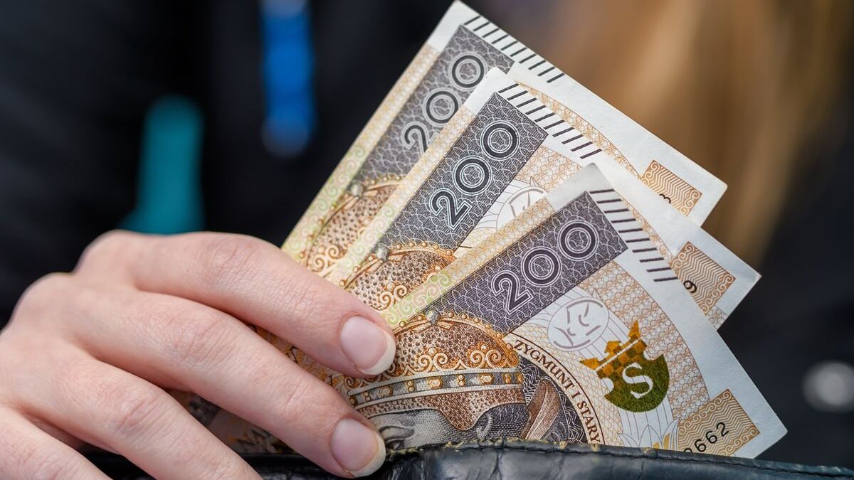 Kobieta chowająca pieniądze do portfela