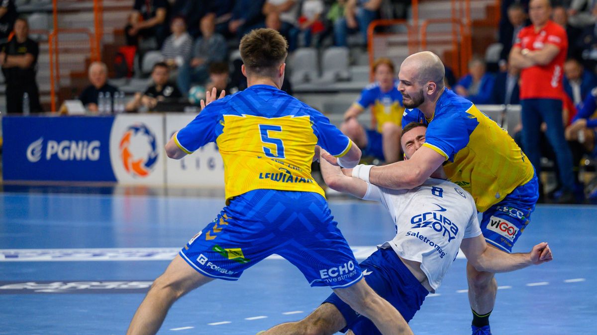 PAP / Paweł Topolski / Zawodnik Grupy Azoty Unii Tarnów Albert Sanek (C) oraz Michał Olejniczak (L) i Artsem Karalek (P) z Barlinek Industrii Kielce 