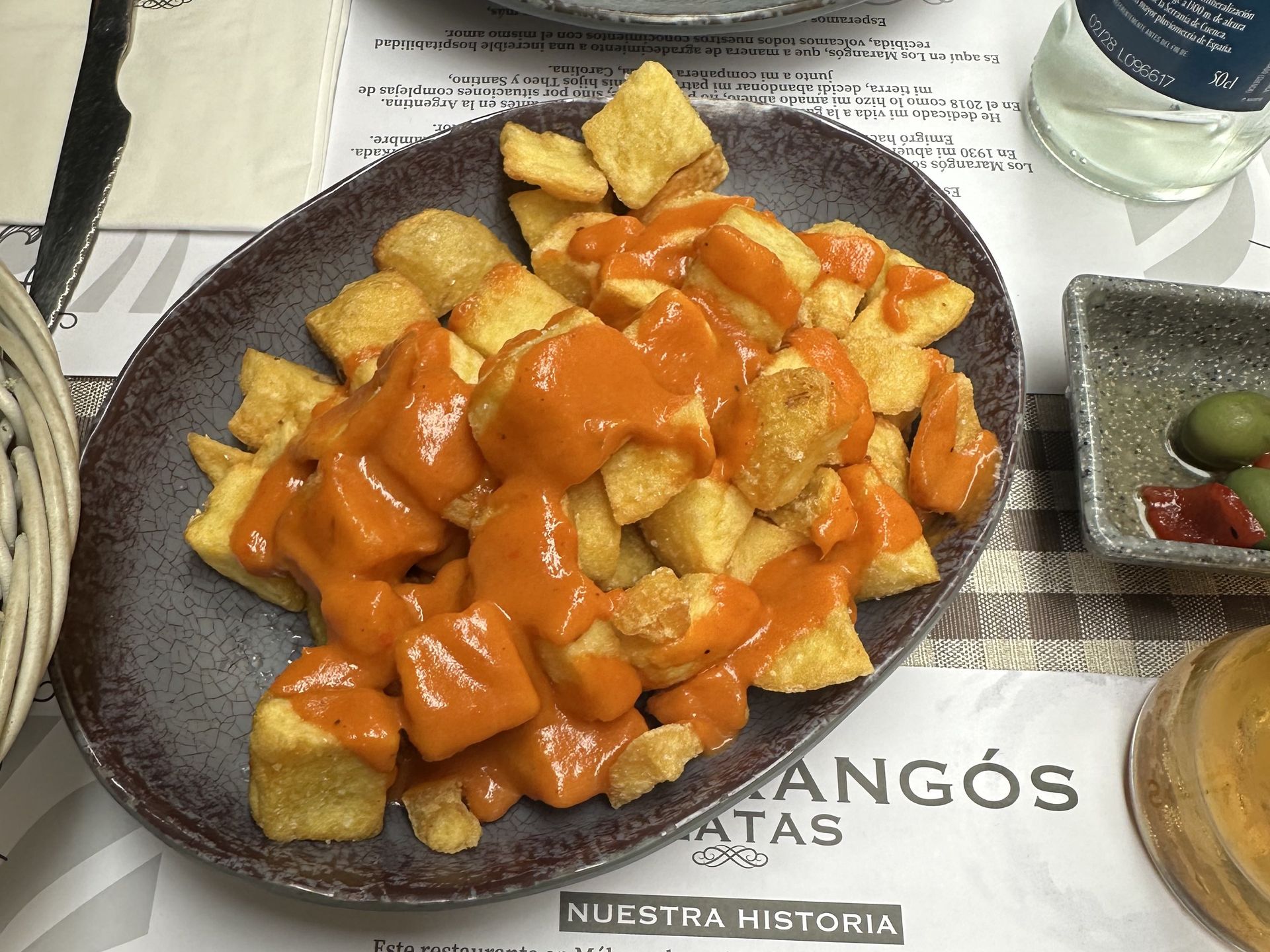 Patatas bravas serwowane w Casa Lola