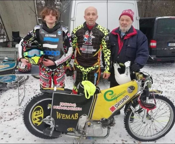 Trzy pokolenia obok siebie: dziadek, syn i wnuk.