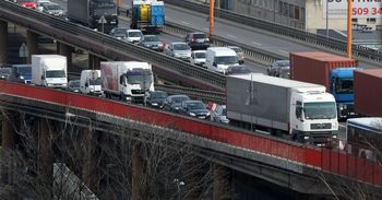 Nastroje firm słabną, ale płace i etaty trzymają się mocno