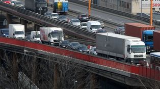 Nastroje firm słabną, ale płace i etaty trzymają się mocno
