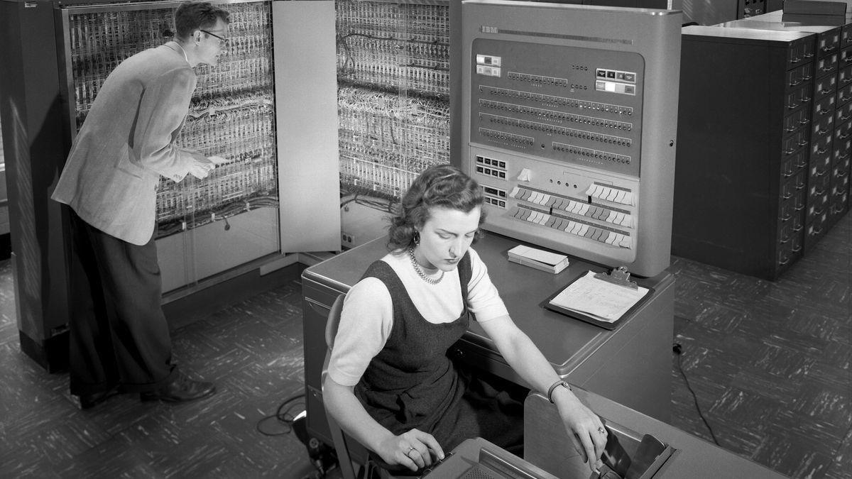 IBM 704 z 1955 roku: pierwszy komputer, który potrafił arytmetykę zmiennoprzecinkową