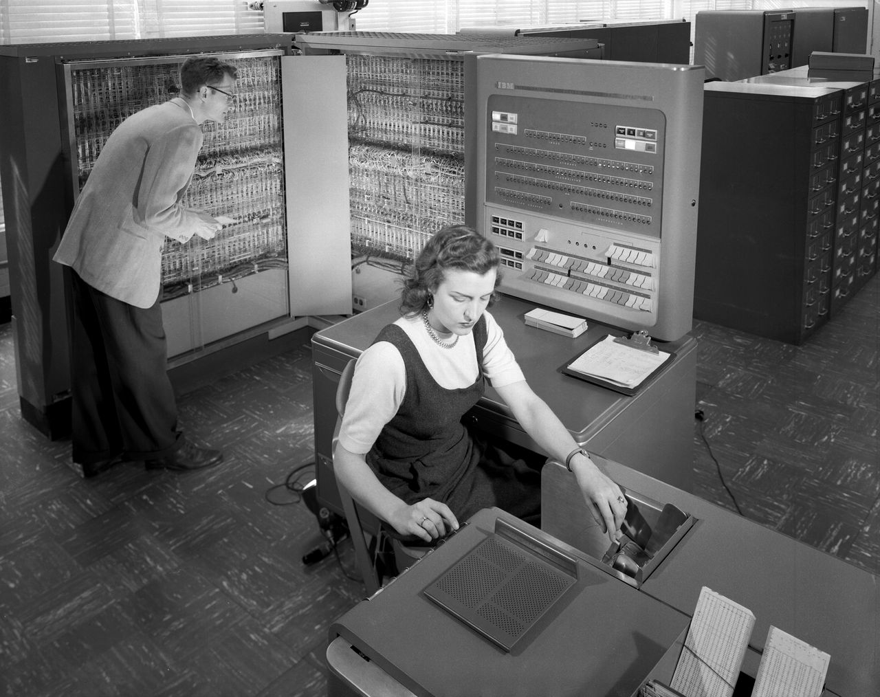 IBM 704 z 1955 roku: pierwszy komputer, który potrafił arytmetykę zmiennoprzecinkową