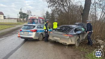 Uciekał przed policją luksusowym autem. Rozbił się na drzewie