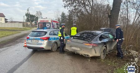 Uciekał przed policją luksusowym autem. Rozbił się na drzewie
