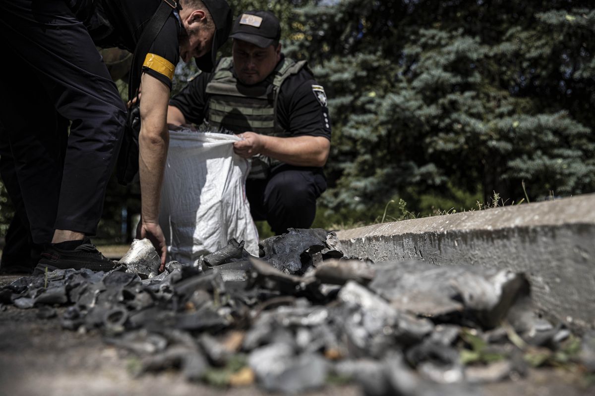 Zdjęcie z obwodu donieckiego. Ukraińskie służby zbierają odłamki po nalocie armii rosyjskiej