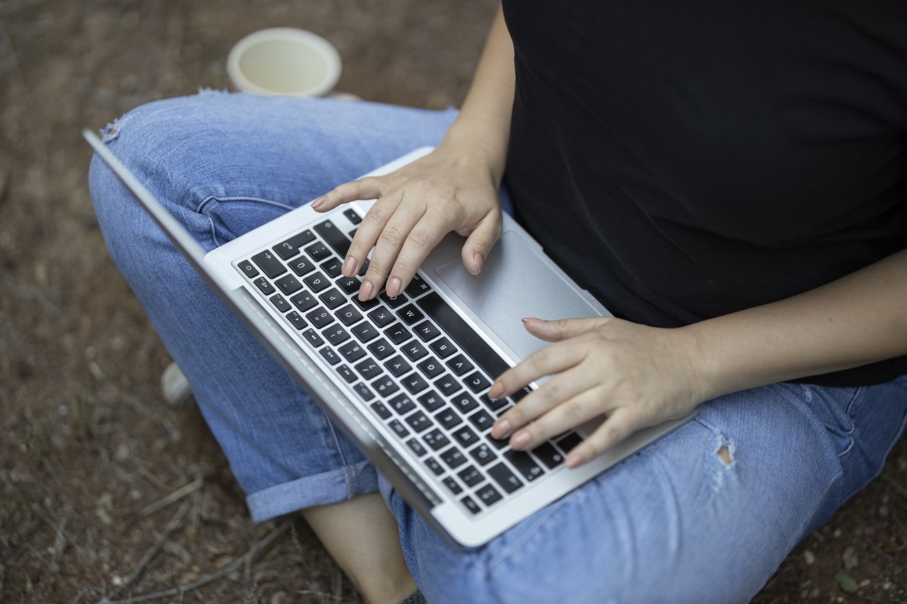 Sprzedaż laptopów spada, ale ciągle rośnie popyt na droższe modele