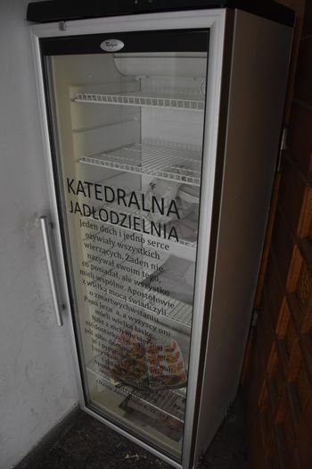 Lodówka "Katedralnej jadłodzielni" w Tarnowie. Zamiast wyrzucać do kosza można podzielić się w niej jedzeniem z potrzebującymi