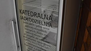 Lodówka "Katedralnej jadłodzielni" w Tarnowie. Zamiast wyrzucać do kosza można podzielić się w niej jedzeniem z potrzebującymi