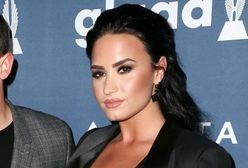 "Słoneczna Sonny": Demi Lovato zachwyciła oszałamiającym dekoltem