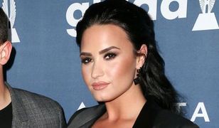 "Słoneczna Sonny": Demi Lovato zachwyciła oszałamiającym dekoltem