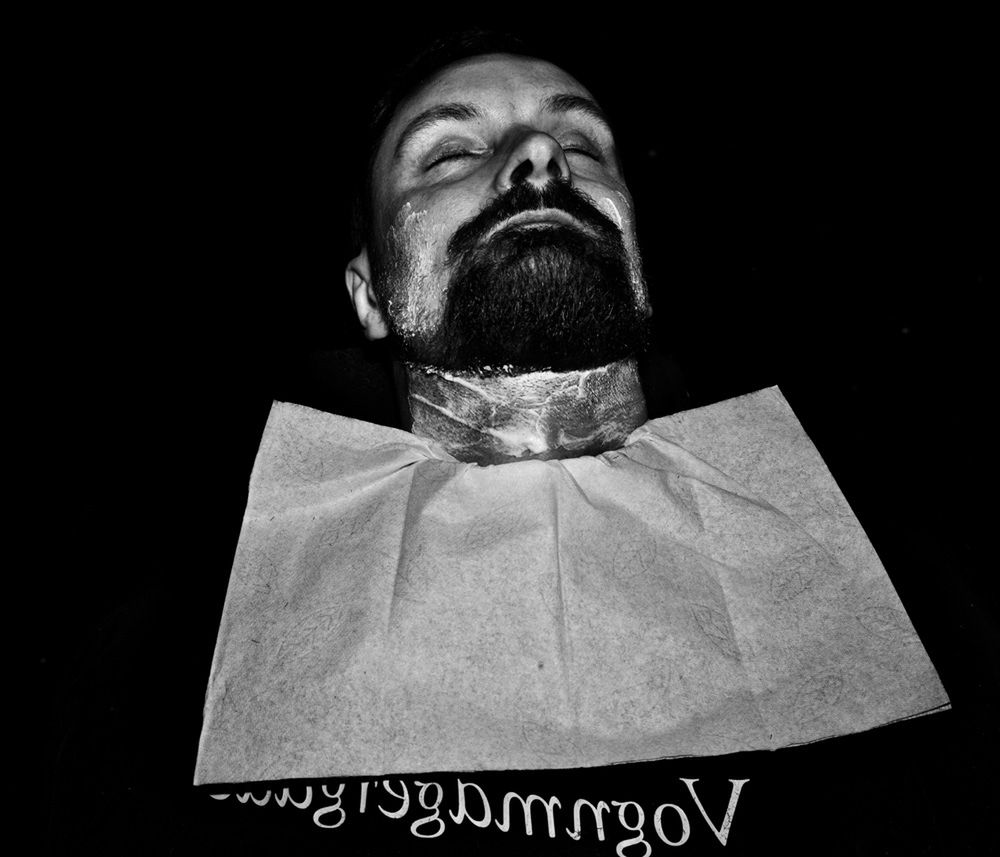 „Hair” - naturalistyczny cykl czaro białych zdjęć z salonu fryzjerskiego 11