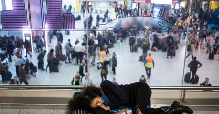 Ruch na lotnisku Gatwick przywrócony. Zdjęcia pokazują, co przeżywali pasażerowie