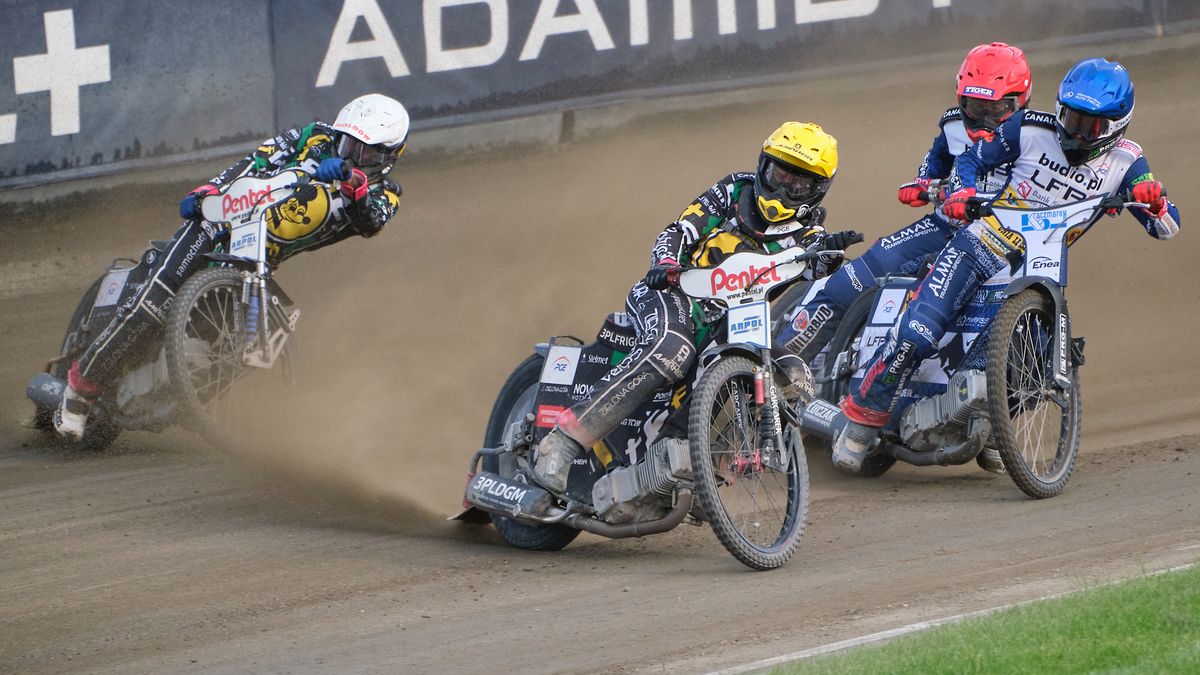 WP SportoweFakty / Mateusz Jaśkowiak / Na zdjęciu: zawodnicy Falubazu Zielona Góra na prowadzeniu