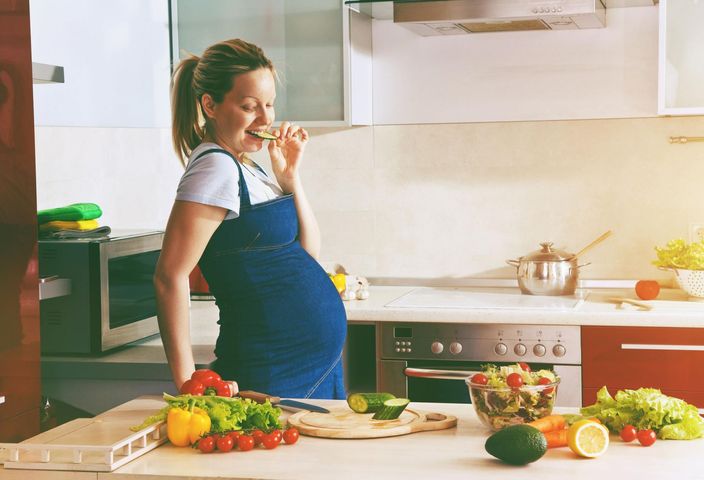 "Jedz dla dwojga, nie za dwoje" - poradnik dla kobiet w ciąży Anny Rogulskiej