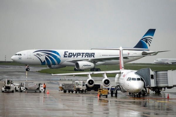 Wydobyto szczątki ofiar katastrofy samolotu linii EgyptAir