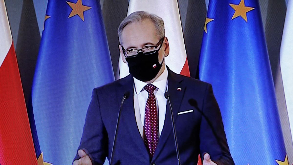 Minister zdrowia potępił szczepienie osób poza kolejnością.