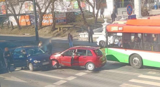 Obywatelka Zimbabwe nie ogarnęła tego skrzyżowania. Jej pasażer odjechał w kajdankach (zdjęcia)