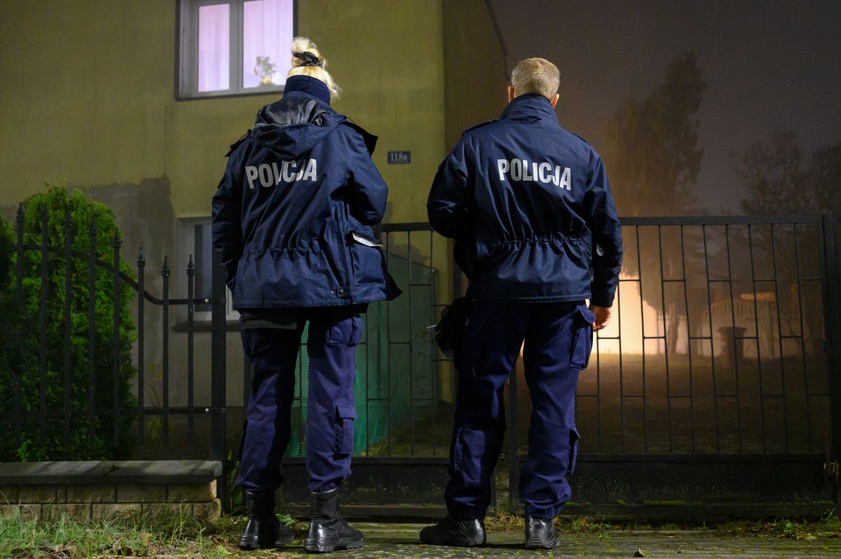 Policja pracuje w miejscu potrójnego zabójstwa w Puszczykowie