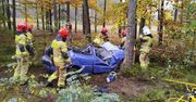 Nowa Sól: Jak 19-letni kierowca to przeżył, volkswagen zgięty na drzewie